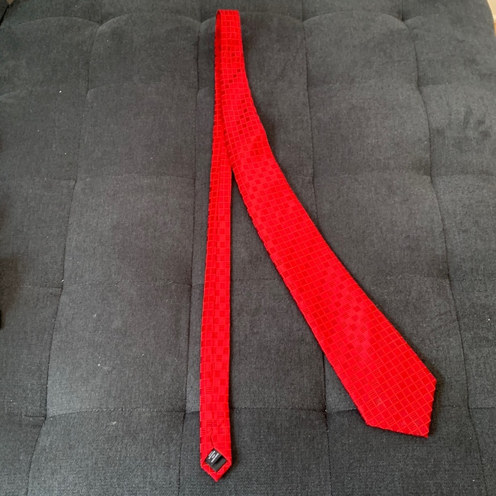 Men’s red tie
